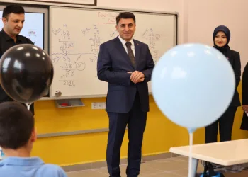 Vali öğrencilere ders anlattı