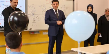 Vali öğrencilere ders anlattı