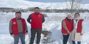 Hayvanlar için doğaya yiyecek bıraktı