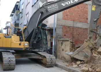 Metruk binaların yıkımı sürüyor