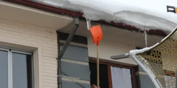 Buz sarkıtları temizleniyor