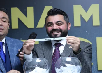 Muhtar 5 kişiyi umreye gönderiyor