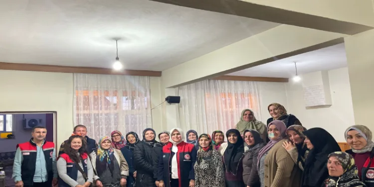 Kadın çiftçilerle bir araya geldi