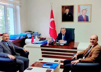 Tanıtımı için kapı kapı geziyor