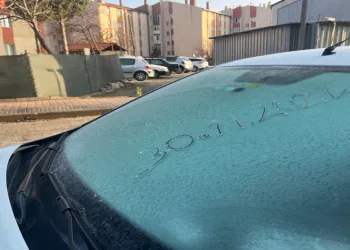 Araçların üzerinde kırağı oluştu