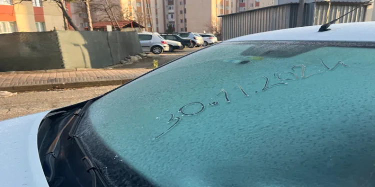 Araçların üzerinde kırağı oluştu