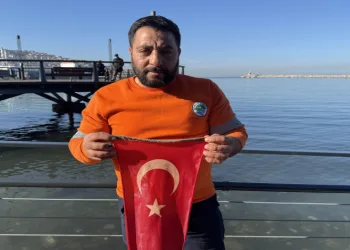 Denize düşen bayrağı çıkardı