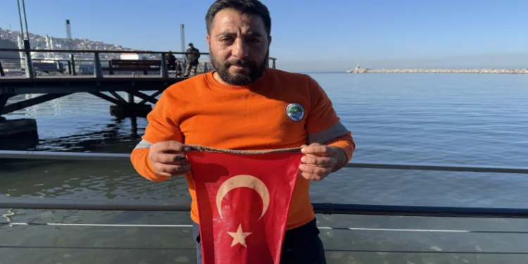 Denize düşen bayrağı çıkardı