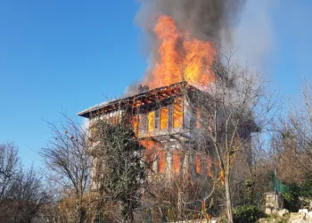 350 yıllık tarihi konak alev alev