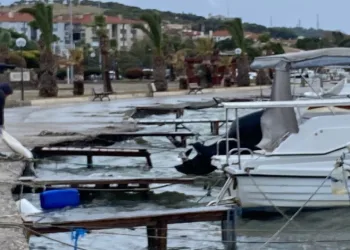Fırtına Ayvalık’ı vurdu