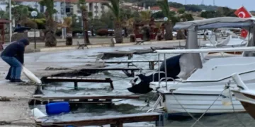 Fırtına Ayvalık’ı vurdu