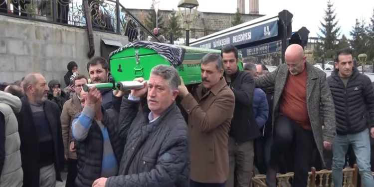 Asırlık ninesi son yolculuğuna uğurlandı