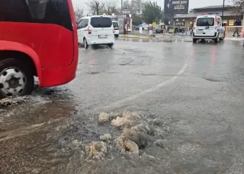 3 bin 549 rakımda buz pateni yaptı