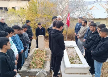 Kabri başında anıldı