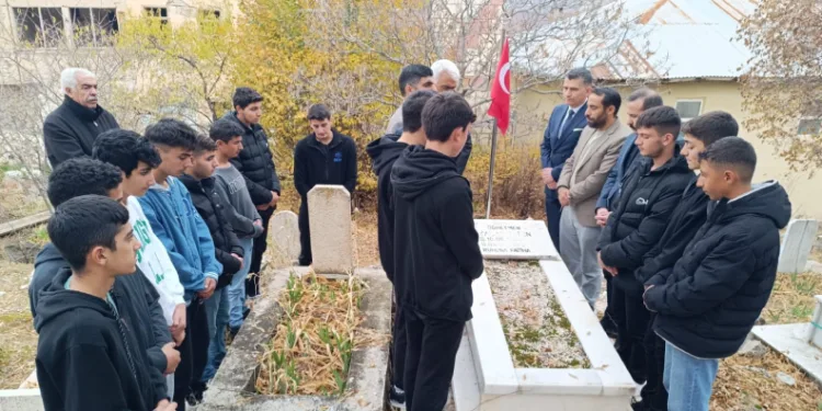 Kabri başında anıldı