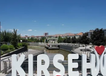 Kabri başında anıldı