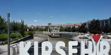 Kabri başında anıldı