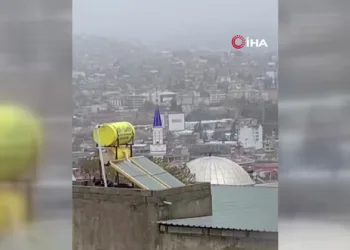 Gündüz sallanan minare böyle devrildi