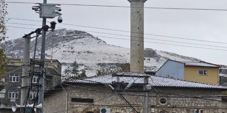 Diyarbakır’da mevsimin ilk karı yağdı