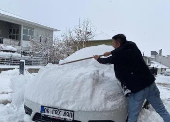 Karlıova beyaz gelinliğini giydi