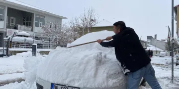 Karlıova beyaz gelinliğini giydi