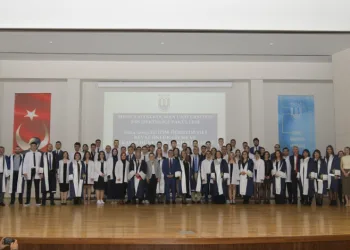 Beyaz önlüklerini giydi