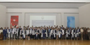 Beyaz önlüklerini giydi