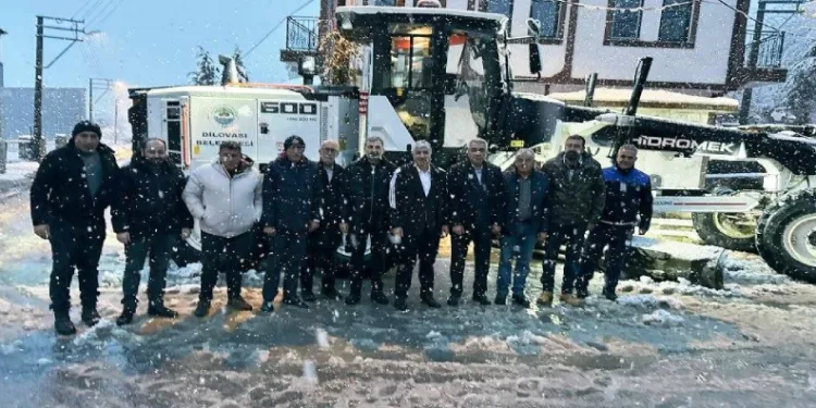 Dilovası’nda karla mücadele sürüyor