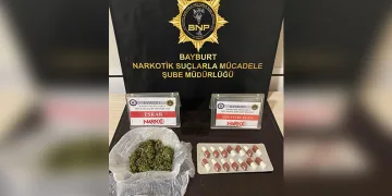 Bayburt’ta şüpheli hareketler sergileyen 2 şahısın üzerinden uyuşturucu madde çıktı