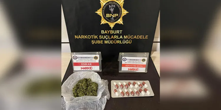 Bayburt’ta şüpheli hareketler sergileyen 2 şahısın üzerinden uyuşturucu madde çıktı