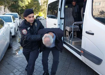 Araçların hurdaya döndüğü kazada 5 kişi yaralandı