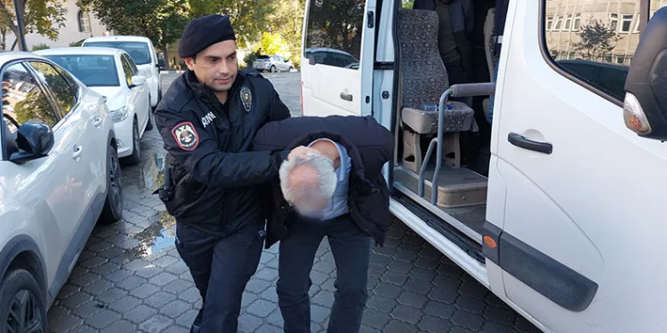 Araçların hurdaya döndüğü kazada 5 kişi yaralandı