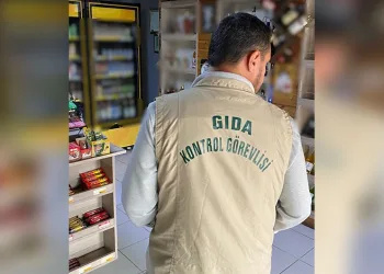 Mersin’de kaçak makaron ve sahte içki ele geçirildi