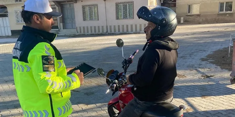 Kayıp şahıs jandarma ve polis ekipleri tarafından su altında aranıyor