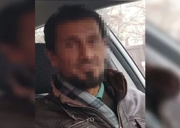Tıra arkadan çarpan otomobilde 1 kişi öldü, 4 kişi yaralandı