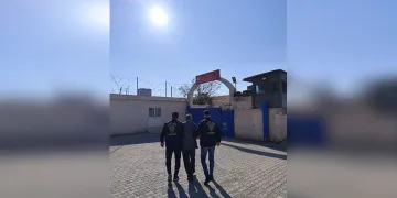 Mardin’de park halindeki otomobilden hırsızlık güvenlik kamerasına yansıdı