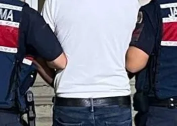 Biriken çöpleri toplayan işçi sırtından bıçaklandı