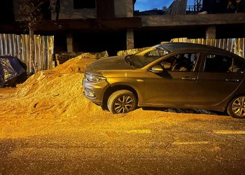 Beylikdüzü’nde bir inşaat firmasının yola döktüğü kum kazaya neden oldu