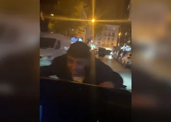 Seyir halindeki aracın kaputuna tutundu, dakikalarca ilerledi