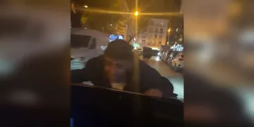 Seyir halindeki aracın kaputuna tutundu, dakikalarca ilerledi
