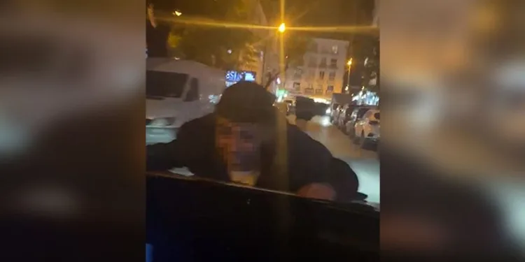 Seyir halindeki aracın kaputuna tutundu, dakikalarca ilerledi