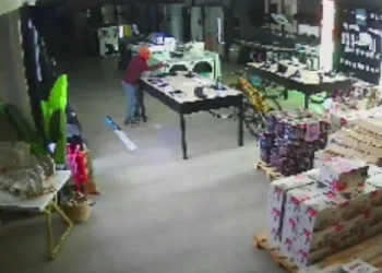 Motosikletinin plakasını okunmasın diye bereyle kapattı, cezadan kurtulamadı