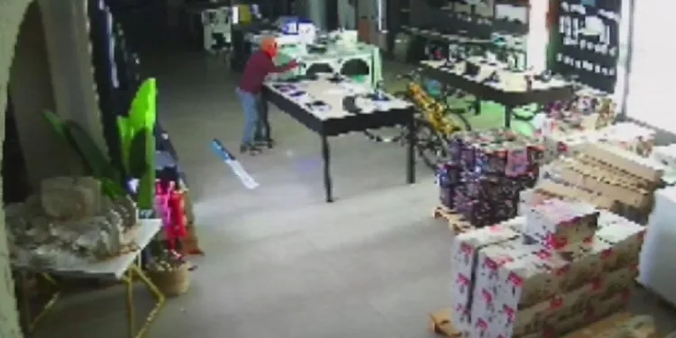 Motosikletinin plakasını okunmasın diye bereyle kapattı, cezadan kurtulamadı