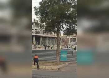 İnşaat işçileri taşlarla birbirilerine saldırdı