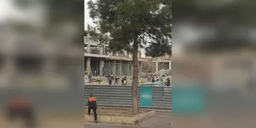 İnşaat işçileri taşlarla birbirilerine saldırdı