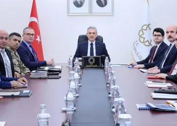 Kontrolden çıkan hafif ticari araç mısır tarlasına yuvarlandı: 5 yaralı