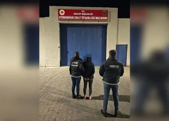 4 yıl 2 ay hapis cezasıyla aranan şahsı polis yakaladı