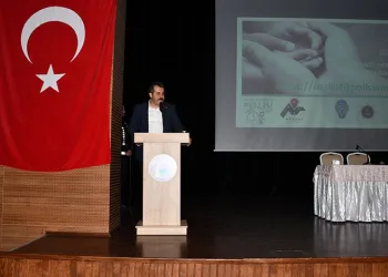 Park halindeki araçtan tencere ve tava çaldı
