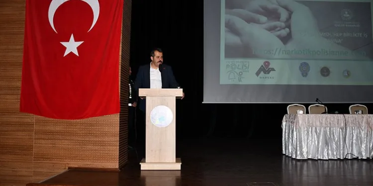 Park halindeki araçtan tencere ve tava çaldı