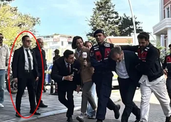 Tır köprülü kavşak bariyerlerine çarptı, sürücü yaralandı